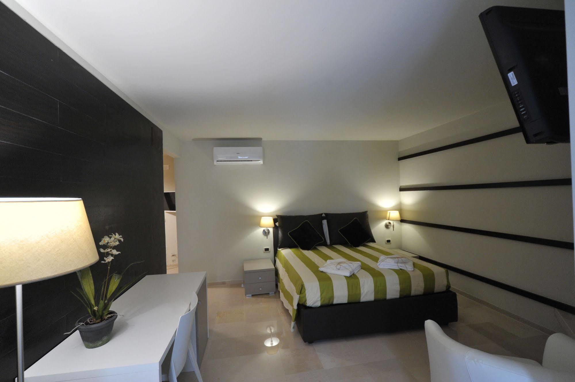 Gatto Bianco House Bed and Breakfast Bari Exteriör bild